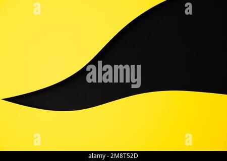 Arrière-plan abstrait de texture de papier de couleur. Composition de coupe de papier minimale avec des couches de formes géométriques et de lignes de couleur jaune et noire Banque D'Images