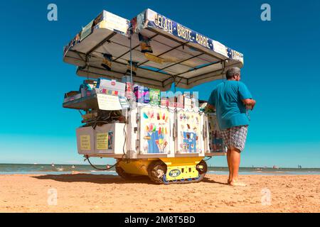 RIMINI, ITALIE - 25 août 2020: Magasin d'en-cas mobile se déplaçant le long de la plage de sable sur les ceintures. Banque D'Images