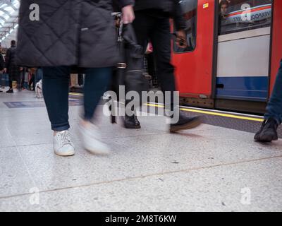 TFL, transport pour Londres, réseau de métro de Londres, les navetteurs changent de train sur la plate-forme Banque D'Images