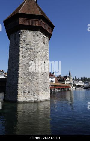 Tour d'eau sur le pont de la Chapelle, Lucerne, Suisse Banque D'Images