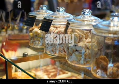 Bocaux de sucreries en vente dans les étals du marché d'hiver, Allemagne, hiver 2022 Banque D'Images