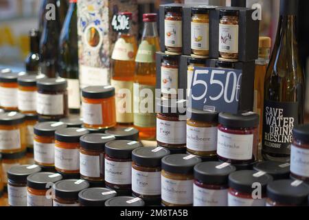 Bocaux de marchandises en vente dans les étals du marché d'hiver, Allemagne, hiver 2022 Banque D'Images