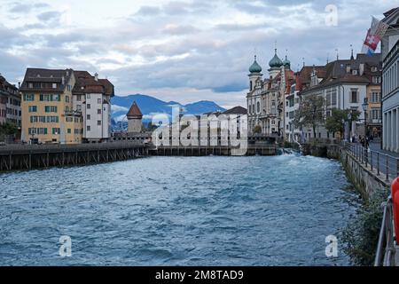 Le pont du Spreuer, ou le pont du Chaff et le déversoir à travers la rivière Reuss avec le pont de la chapelle (Kapelbrücke) et la tour de l'eau en arrière-plan, Lucerne, Suisse Banque D'Images