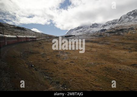 Train Bernina Express traversant les Alpes, Suisse Banque D'Images