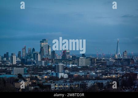 Londres, Royaume-Uni. 15th janvier 2023. Vues sur le temps ensoleillé, de la ville de Londres et de Canary Wharf, depuis Hampstead Heath. Crédit : Guy Bell/Alay Live News Banque D'Images