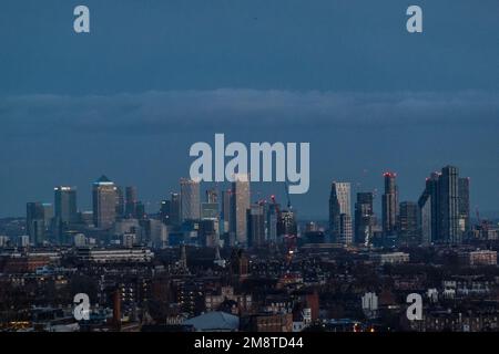 Londres, Royaume-Uni. 15th janvier 2023. Vues sur le temps ensoleillé, de la ville de Londres et de Canary Wharf, depuis Hampstead Heath. Crédit : Guy Bell/Alay Live News Banque D'Images