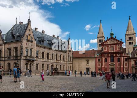 Petite église baroque à l'arrière de la rue Cathédrale de Vitus Banque D'Images