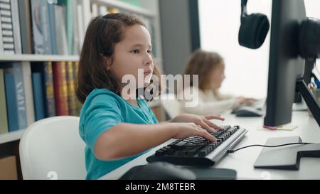 Deux élèves qui utilisent un ordinateur pour étudier en classe Banque D'Images