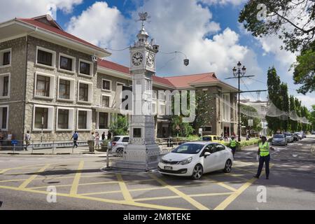 Mahé Seychelles 23.12.2922 à l'intérieur de la capitale des Seychelles, Victoria, la police de la circulation travaille pendant les saisons festives Banque D'Images