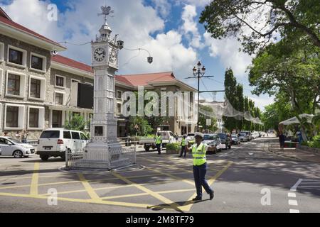 Mahé Seychelles 23.12.2922 à l'intérieur de la capitale des Seychelles, Victoria, la police de la circulation travaille pendant les saisons festives Banque D'Images