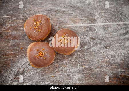 Gros jeudi. Photos de beignets avec garniture de cerise et glaçage. Beignets disposés sur un fond rustique. Banque D'Images