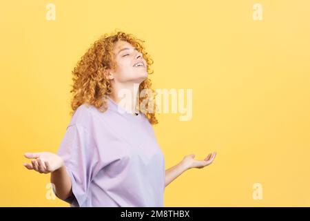 Femme debout avec les yeux fermés et les bras ouverts gestant la liberté Banque D'Images
