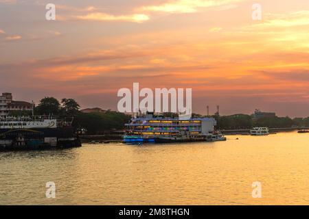 Panaji Goa Inde oct 22 2022: Croisière au coucher du soleil vue du pont Atal Setu et des activités dans la rivière Mandovi y compris les casinos de la rivière à Goa Banque D'Images