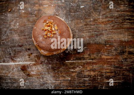 Gros jeudi. Photos de beignets avec garniture de cerise et glaçage. Beignets disposés sur un fond rustique. Banque D'Images