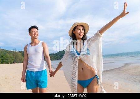 Happy young couple walking on the beach Banque D'Images