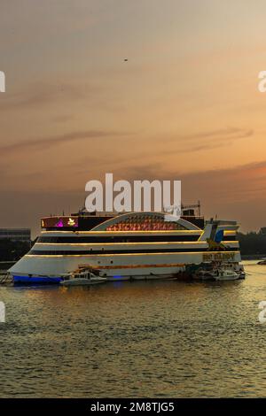 Panaji Goa Inde oct 22 2022: Croisière au coucher du soleil vue du pont Atal Setu et des activités dans la rivière Mandovi y compris les casinos de la rivière à Goa Banque D'Images