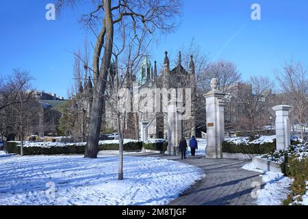 Toronto, Canada - 15 janvier 2022 : campus de l'Université de Toronto en hiver, avec le Trinity College en arrière-plan Banque D'Images