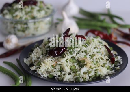 Riz frit aux haricots à l'ail frais. Riz Basmati avec une grande quantité d'ail et de piments rouges le long de haricots sautés préparés dans le style chinois. Prise de vue Banque D'Images