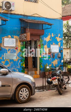 Panaji, Goa, Inde, janvier 7 2023 : bâtiments anciens et maisons portugaises colorées à Fontainhas à Panaji, Goa. Lieux à visiter à Goa Banque D'Images