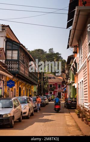 Panaji, Goa, Inde, janvier 7 2023 : bâtiments anciens et maisons portugaises colorées à Fontainhas à Panaji, Goa. Lieux à visiter à Goa Banque D'Images