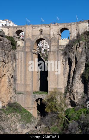 Surplombant le canyon El Tajo depuis la ville de Ronda, en Espagne Banque D'Images