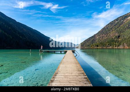 Lac Weissensee en Carinthie. Jetée sur la rive est près de Stockenboi pendant l'automne. Banque D'Images