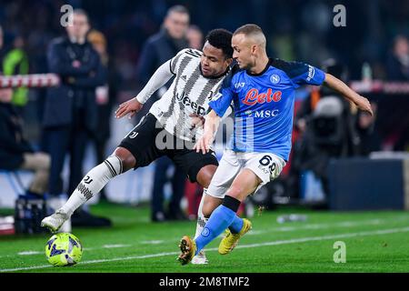 Weston Mckennie de Juventus FC et Stanislav Lobotka de SSC Napoli concourent pour le ballon pendant la série Un match entre Napoli et Juventus à Stadio Banque D'Images