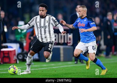 Weston Mckennie de Juventus FC et Stanislav Lobotka de SSC Napoli concourent pour le ballon pendant la série Un match entre Napoli et Juventus à Stadio Banque D'Images