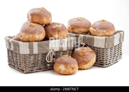 Une pile de beignes pour Fat jeudi. Beignets polonais traditionnels. Beignets sur fond blanc Banque D'Images