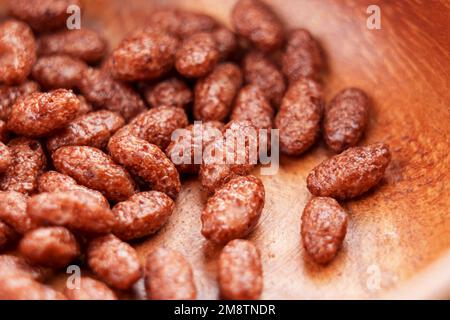Céréales au chocolat pour le petit déjeuner dans un bol en bois de gros plan Banque D'Images
