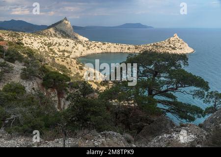 Vue de dessus de Cape Kapchik, Blue Bay et Mont Koba-Kaya au printemps. Crimée Banque D'Images