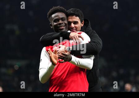 Bukayo Saka d'Arsenal (à gauche) célèbre avec Mikel Arteta, le Manager, après la victoire au match de la Premier League au Tottenham Hotspur Stadium, Londres. Date de la photo: Dimanche 15 janvier 2023. Banque D'Images