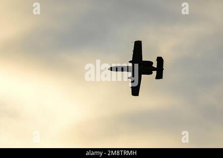 Tucson, Arizona, États-Unis. 5th janvier 2023. L'équipe de démonstration Thunderbolt II A-10C pratique la base aérienne Davis-Monthan, en janvier. 5, 2023. L'équipe de démonstration A-10 s'exerce régulièrement tout au long de l'année à domicile pour garantir les meilleures performances lors de ses déplacements dans les salons aériens du pays. Crédit : États-Unis Air Force/ZUMA Press Wire Service/ZUMAPRESS.com/Alamy Live News Banque D'Images