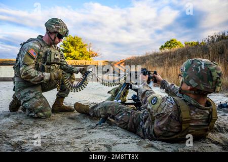 6 janvier 2023 - base commune McGuire-dix-Lakehurst, New Jersey, États-Unis - États-Unis Les soldats de la Garde nationale de l'Armée avec la troupe B du New Jersey, 1st escadron, 102nd Cavalry Regiment, font feu à la mitrailleuse M2 dans les chaînes de fort dix, sur la base interarmées McGuire-dix-Lakehurst, New Jersey, en janvier. 6, 2023. Les soldats ont tiré sur la plage zéro en préparation pour se qualifier sur la plage de mitrailleuses. Crédit : États-Unis Armée/ZUMA Press Wire Service/ZUMAPRESS.com/Alamy Live News Banque D'Images