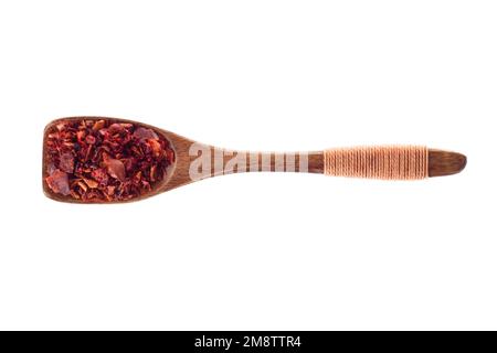 flocons de piment dans une cuillère, vue du dessus. condiment isolé sur fond blanc Banque D'Images