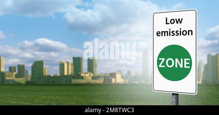 Signalisation routière ZONE à faible émission. Concept de mobilité propre Banque D'Images