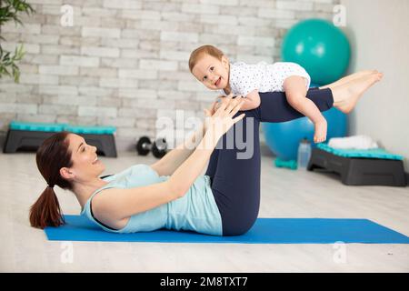 bonne mère et bébé faisant de la gymnastique saine Banque D'Images