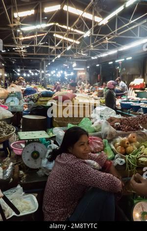 Stalle végétatable dans le Phsar Cha (vieux marché), Siem Reap, Cambodge Banque D'Images