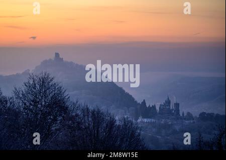 Ruines des Drachenfels ou Dragons Rock et château de Drachenburg au lever du soleil Banque D'Images