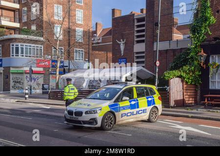 Londres, Royaume-Uni. 15th janvier 2023. Un cordon de police est en place près de la gare d'Euston après une fusillade au volant présumée à l'extérieur de St Aloysius R.C. Église le samedi après-midi. Une jeune fille de sept ans est dans un état critique et cinq autres ont été blessés. Les rapports indiquent que des tirs ont été tirés d'un véhicule en mouvement. Credit: Vuk Valcic/Alamy Live News Banque D'Images