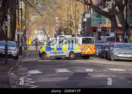 Londres, Royaume-Uni. 15th janvier 2023. Un cordon de police est en place près de la gare d'Euston après une fusillade au volant présumée à l'extérieur de St Aloysius R.C. Église le samedi après-midi. Une jeune fille de sept ans est dans un état critique et cinq autres ont été blessés. Les rapports indiquent que des tirs ont été tirés d'un véhicule en mouvement. Credit: Vuk Valcic/Alamy Live News Banque D'Images