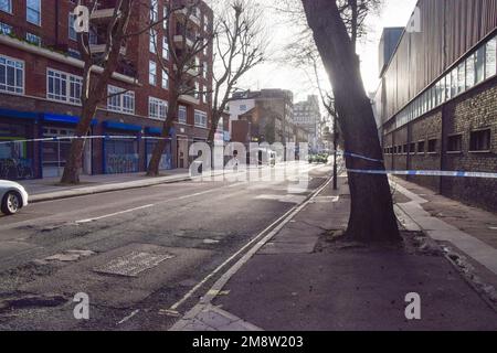 Londres, Royaume-Uni. 15th janvier 2023. Un cordon de police est en place près de la gare d'Euston après une fusillade au volant présumée à l'extérieur de St Aloysius R.C. Église le samedi après-midi. Une jeune fille de sept ans est dans un état critique et cinq autres ont été blessés. Les rapports indiquent que des tirs ont été tirés d'un véhicule en mouvement. Credit: Vuk Valcic/Alamy Live News Banque D'Images