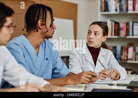 Portrait de jeunes professionnels de la santé en discussion pendant une réunion ou un séminaire Banque D'Images