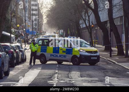 Londres, Royaume-Uni. 15th janvier 2023. Un cordon de police est en place près de la gare d'Euston après une fusillade au volant présumée à l'extérieur de St Aloysius R.C. Église le samedi après-midi. Une jeune fille de sept ans est dans un état critique et cinq autres ont été blessés. Les rapports indiquent que des tirs ont été tirés d'un véhicule en mouvement. Credit: Vuk Valcic/Alamy Live News Banque D'Images