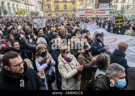 Des milliers de personnes se joignent à une manifestation organisée principalement par des professionnels de la santé primaires et des professionnels de la pédiatrie à Madrid, en Espagne des manifestants s'inquiètent de la détérioration des soins médicaux publics dans la région. Les habitants de Madrid sont témoins de longues files d'attente dans les services A&E et le système est au point d'être surchargé. Les travailleurs de la santé exigent plus de personnel, de chambres et d'ambulances. Les manifestants ont critiqué la politique de santé de la présidente de la région de Madrid, Isabel Díaz Ayuso. Carmen Esbrí, le porte-parole de l'association Mesa en Defensa de la Sanidad Publica en Madrid, a déclaré qu'environ 200, Banque D'Images