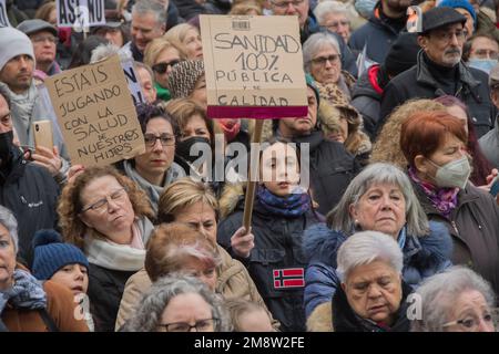 Des milliers de personnes se joignent à une manifestation organisée principalement par des professionnels de la santé primaires et des professionnels de la pédiatrie à Madrid, en Espagne des manifestants s'inquiètent de la détérioration des soins médicaux publics dans la région. Les habitants de Madrid sont témoins de longues files d'attente dans les services A&E et le système est au point d'être surchargé. Les travailleurs de la santé exigent plus de personnel, de chambres et d'ambulances. Les manifestants ont critiqué la politique de santé de la présidente de la région de Madrid, Isabel Díaz Ayuso. Carmen Esbrí, le porte-parole de l'association Mesa en Defensa de la Sanidad Publica en Madrid, a déclaré qu'environ 200, Banque D'Images