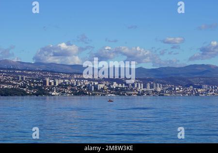 Vue aérienne horizontale sur la mer des gratte-ciels de la ville industrielle de Rijeka et du port sur la côte Banque D'Images