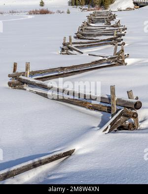 Spectacle d'hiver dans une clôture en bois Banque D'Images