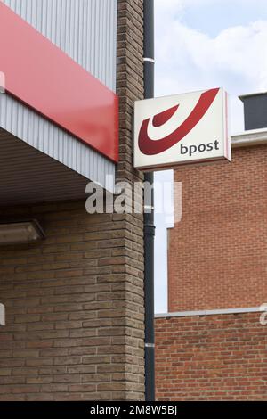 Hasselt. Limbourg - Belgique 20-12-2021. B-Poster le panneau sur la façade de bureau habituelle dans le quartier du service postal belge. Banque D'Images