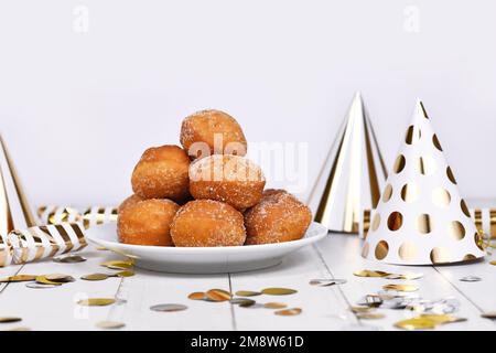 Petit allemand traditionnel 'Berliner Pfannkuchen', un donut sans trou rempli de confiture. Traditionnel servi pendant le carnaval Banque D'Images